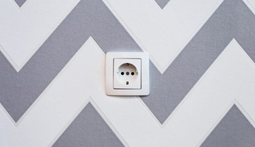【英語フレーズ】コンセントはどこですか？の言い方（Where is the outlet?）